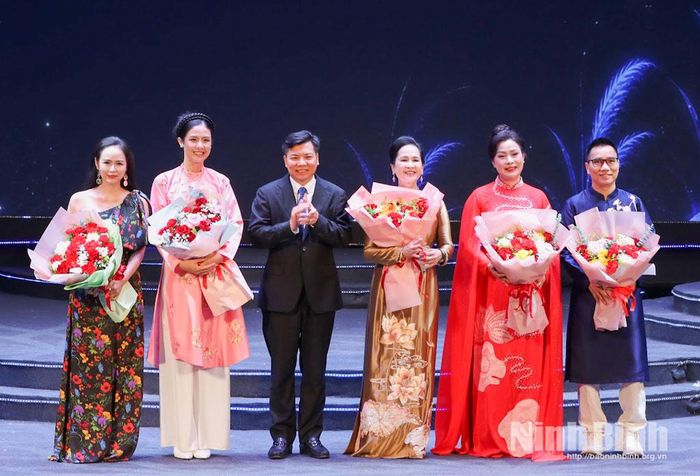 Đồng chí Nguyễn Mạnh Cường, Phó Giám đốc Sở Văn hóa và Thể thao, Trưởng ban Tổ chức Cuộc thi tặng hoa cho các thành viên Ban Giám khảo.
