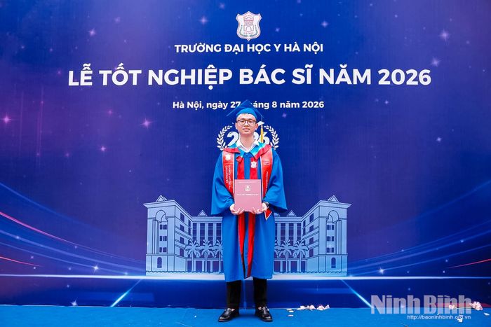 Niềm vui rạng rỡ của anh Phạm Quang Minh trong Lễ Tốt nghiệp Bác sĩ năm 2026.