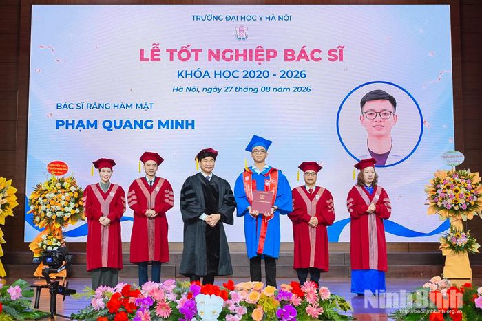 Anh Phạm Quang Minh đạt Thủ khoa Kỳ thi tuyển sinh bác sĩ nội trú ngành Răng Hàm Mặt trong Lễ Tốt nghiệp Bác sĩ năm 2026.