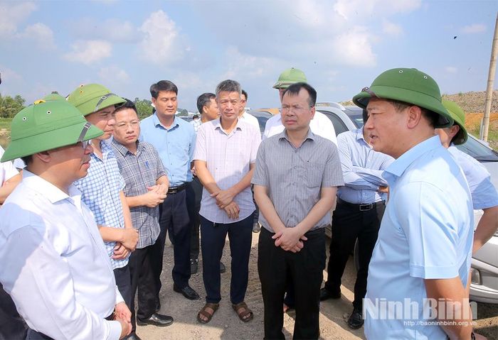 Đồng chí Nguyễn Cao Sơn, Tỉnh uỷ viên, Phó Chủ tịch UBND tỉnh kiểm tra dự án tại khu vực núi Sậu.
