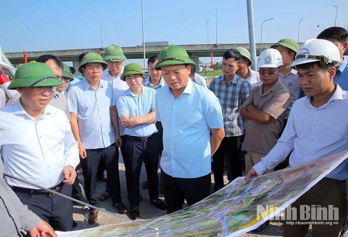 Đồng chí Nguyễn Cao Sơn, Tỉnh uỷ viên, Phó Chủ tịch UBND tỉnh kiểm tra dự án tại nút giao Mai Sơn.