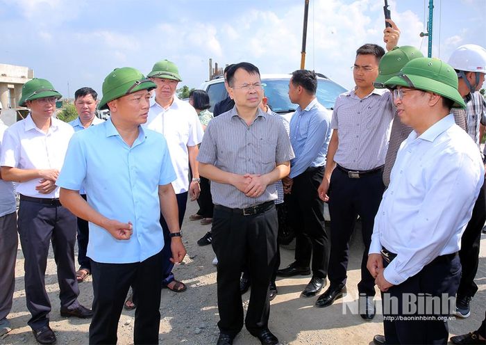 Đồng chí Nguyễn Cao Sơn, Tỉnh uỷ viên, Phó Chủ tịch UBND tỉnh kiểm tra dự án tại khu vực cầu sông Vạc.