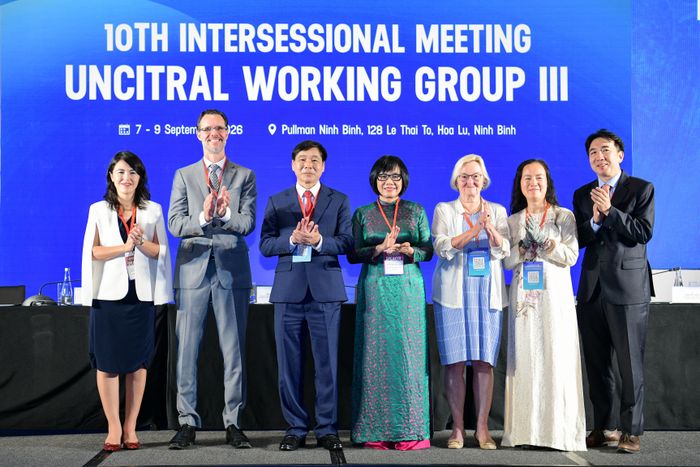 Các đại biểu chụp ảnh lưu niệm tại Phiên họp.