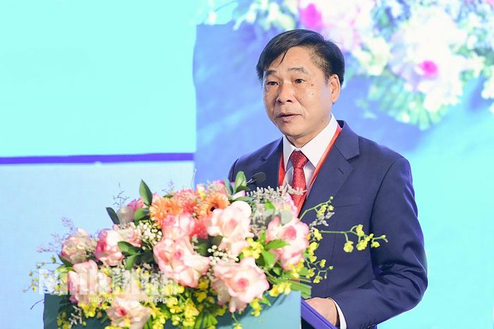 Đồng chí Phó Chủ tịch UBND tỉnh Nguyễn Anh Chức phát biểu chào mừng Phiên họp.