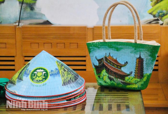 Nhiều cảnh đẹp quê hương được chị Lã Phương Hằng truyền tải qua các sản phẩm thủ công như nón lá, túi xách.