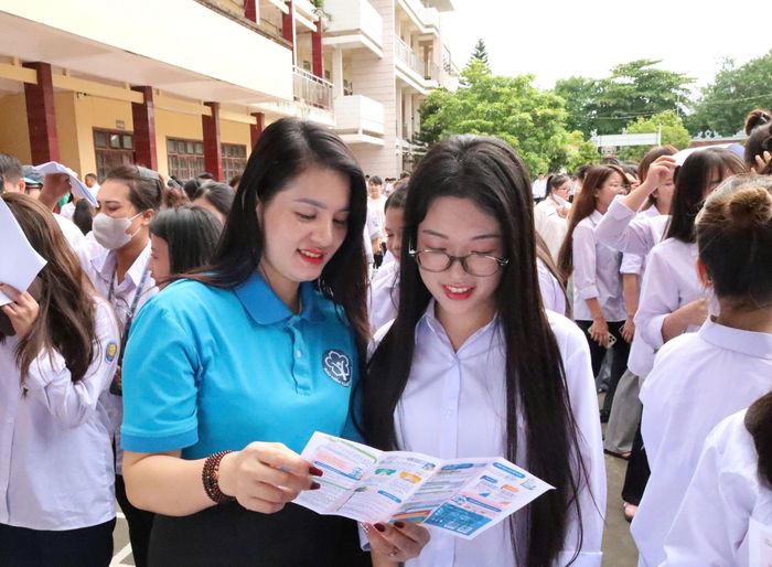 Tư vấn chính sách BHYT tại “Điểm tuyên truyền chính sách BHYT học sinh, sinh viên".