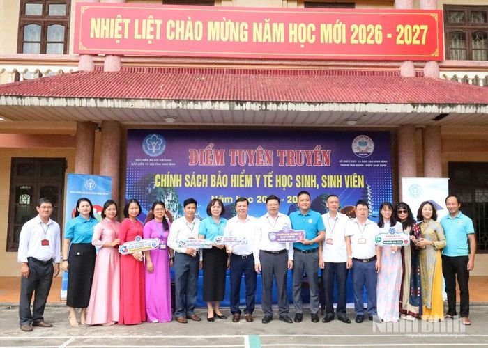 Các thầy, cô giáo và cán bộ BHXH chụp ảnh lưu niệm tại Điểm tuyên truyền chính sách BHYT học sinh, sinh viên.