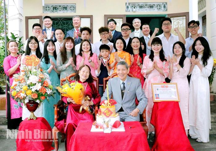 Vợ chồng ông Phạm Sỹ Phu chụp ảnh lưu niệm cùng các con, cháu.