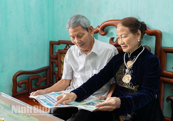 Vợ chồng ông Phạm Sỹ Phu luôn giữ thói quen theo dõi thông tin, thời sự qua báo Ninh Bình.