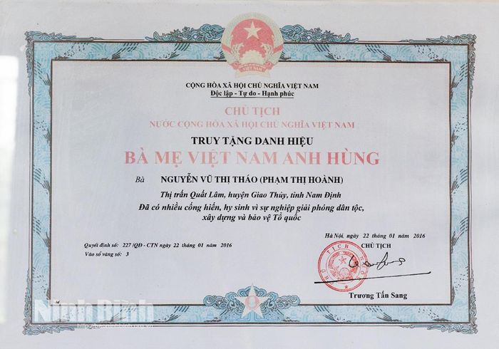 Năm 2016, Chủ tịch nước Cộng hòa xã hội chủ nghĩa Việt Nam đã truy tặng mẹ Phạm Thị Hoành danh hiệu vinh dự Nhà nước “Bà mẹ Việt Nam Anh hùng”.