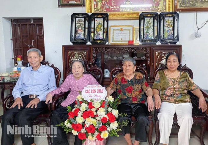 Ông Phạm Sỹ Phu cùng các chị em gái trong gia đình.