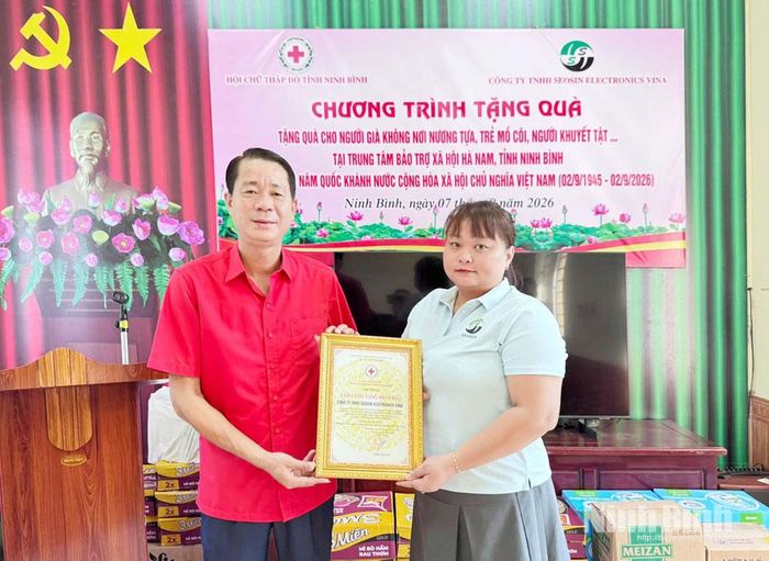 Lãnh đạo Hội Chữ thập đỏ tỉnh trao Giấy chứng nhận Tấm lòng vàng nhân đạo cho đại diện Công ty TNHH Seosin Electronics Vina.