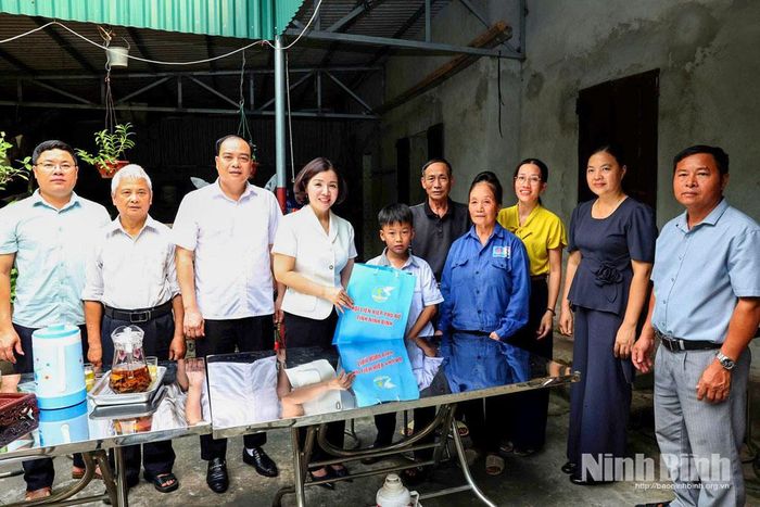 Đồng chí Đào Thị Hòa, Tỉnh ủy viên, Phó Chủ tịch Ủy ban MTTQ Việt Nam tỉnh, Chủ tịch Hội LHPN tỉnh cùng đại diện địa phương thăm, tặng quà gia đình cháu Quách Tuấn Vũ.