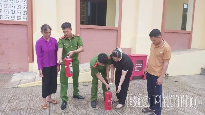 Công an xã Nật Sơn hướng dẫn công dân sử dụng bình chữa cháy mini.