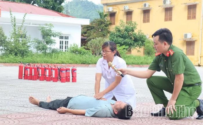 Công an xã Nật Sơn phối hợp Trạm y tế tuyên truyền phòng chống đuối nước.