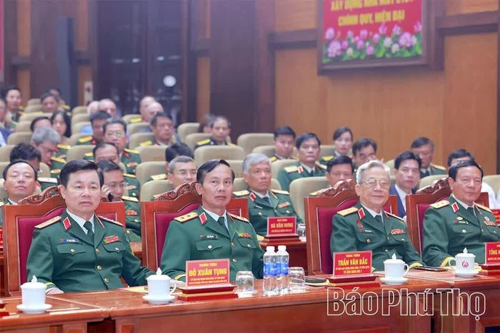 Thượng tướng Đỗ Xuân Tụng - Phó Chủ nhiệm Tổng cục Chính trị Quân đội nhân dân Việt Nam và Trung tướng Trần Văn Bắc - Tư lệnh Quân khu 2 cùng các đại biểu dự buổi lễ.