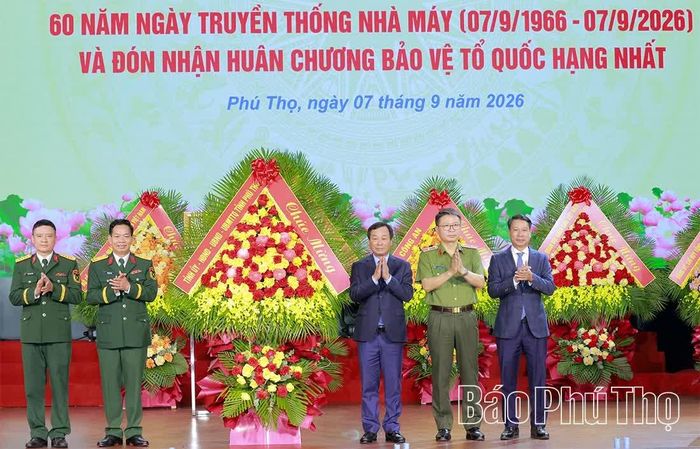 Phó Bí thư Thường trực Tỉnh ủy Bùi Văn Quang; Giám đốc Công an tỉnh Nguyễn Minh Tuấn; Phó Chủ tịch UBND tỉnh Nguyễn Khắc Hiếu tặng hoa chúc mừng Nhà máy.