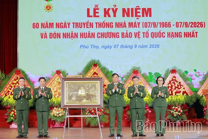 Lãnh đạo Tổng cục Công nghiệp quốc phòng tặng quà lưu niệm chúc mừng nhà máy