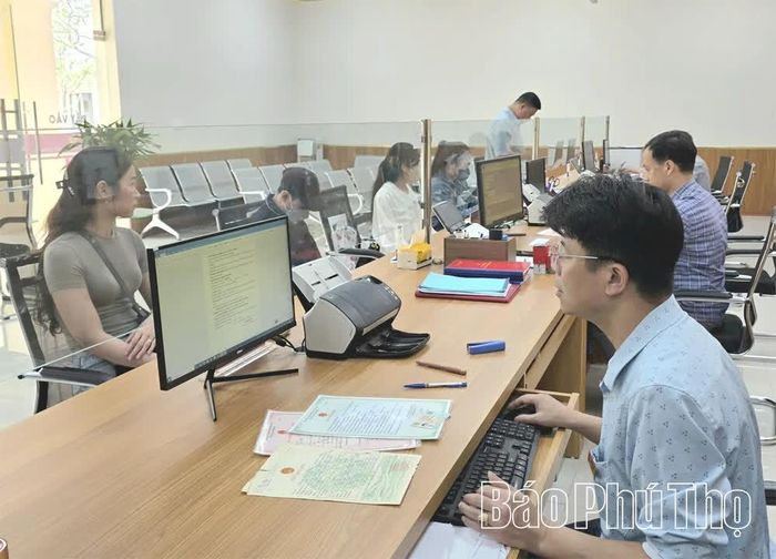 Cán bộ Trung tâm Phục vụ hành chính công xã giải quyết các thủ tục hành chính cho người dân trên môi trường số.