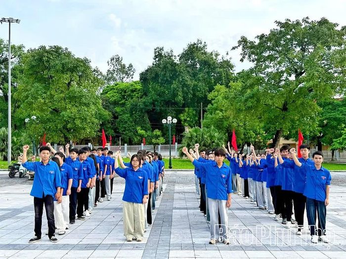 Đoàn Thanh niên phường tổ chức Lễ chào cờ “Tôi yêu Tổ quốc tôi”, góp phần lan tỏa tình yêu quê hương, đất nước, giáo dục tư tưởng, chính trị cho đoàn viên, thanh niên.