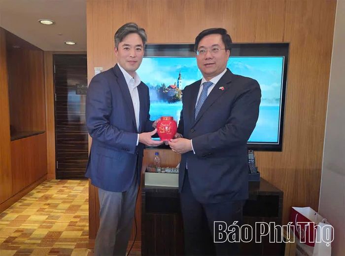 Chủ tịch UBND tỉnh Trần Duy Đông tặng quà ông Kim Won Keun - Chủ tịch Tập đoàn Partron.