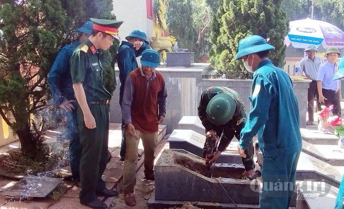 Lực lượng chức năng triển khai lấy mẫu sinh phẩm hài cốt liệt sĩ - Ảnh: N.K