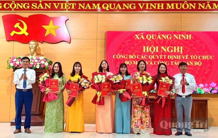 Lãnh đạo xã Quảng Ninh trao quyết định bổ nhiệm hiệu trưởng các trường sau sắp xếp, hợp nhất - Ảnh: N.K