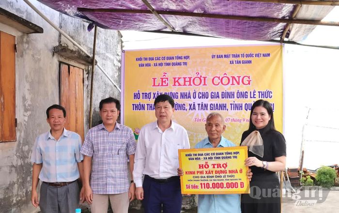 Khối thi đua các cơ quan tổng hợp, văn hóa-xã hội tỉnh trao số tiền 110 triệu đồng hỗ trợ gia đình ông Lê Thức để xây dựng nhà ở - Ảnh: T.Q