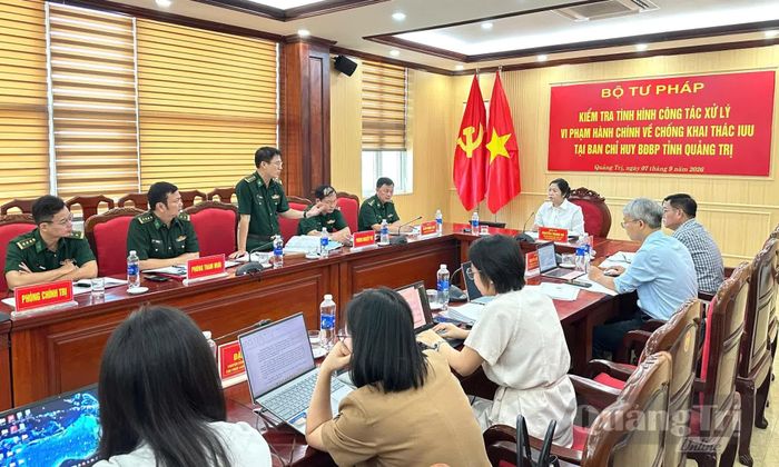 Đại diện các phòng, đơn vị BĐBP tỉnh phát biểu ý kiến về những vướng mắc trong quá trình thực hiện - Ảnh: Đ.T