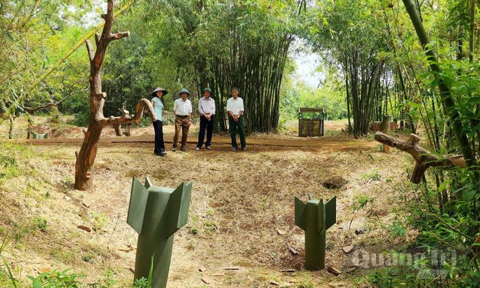 Những hố bom được tái hiện lại trong làng địa đạo Vịnh Mốc - Ảnh: T.L