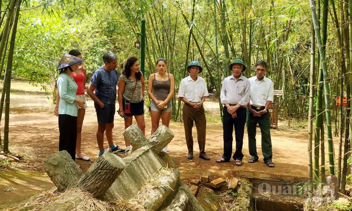 Du khách quốc tế thăm Di tích quốc gia đặc biệt Địa đạo Vịnh Mốc - Ảnh: T.L