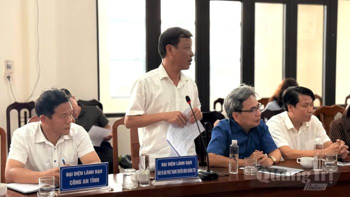 Đại diện lãnh đạo Báo và phát thanh, truyền hình Quảng Trị báo cáo một số nội dung liên quan đến kịch bản chương trình truyền hình trực tiếp - Ảnh: Hoàng Hùng
