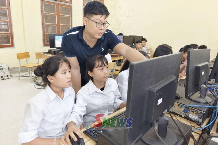 Giờ Tin học của học sinh Trường THCS Pắc Ngà, xã Pắc Ngà.