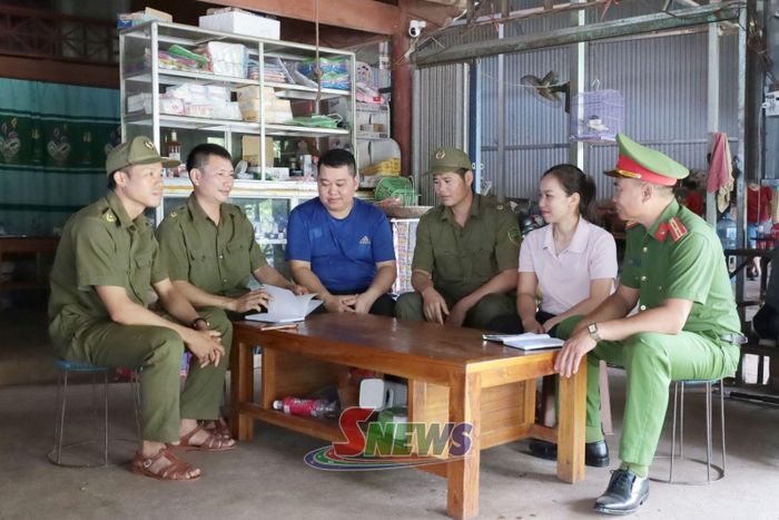 Cán bộ Công an xã Yên Châu và Tổ ANTT bản Thín Khá tuyên truyền vận động người dân tham gia phòng, chống tệ nạn ma túy.