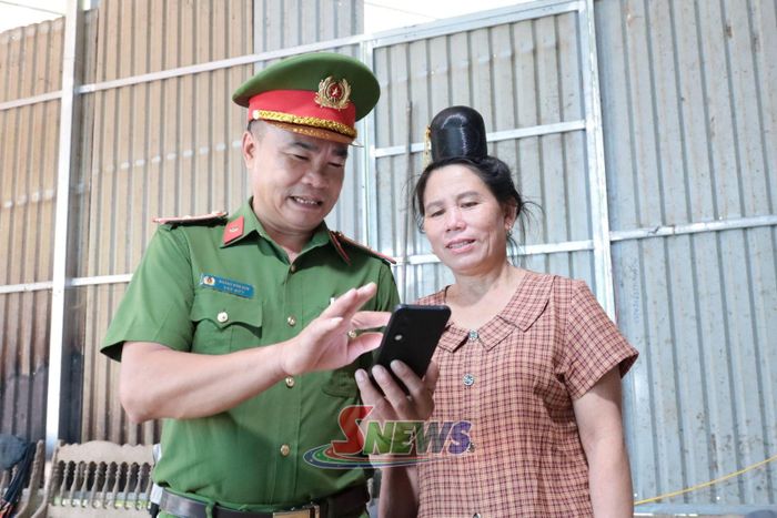 Công an xã Yên Châu hướng dẫn người dân bản Thín Khá tố giác tội phạm qua VNeID.