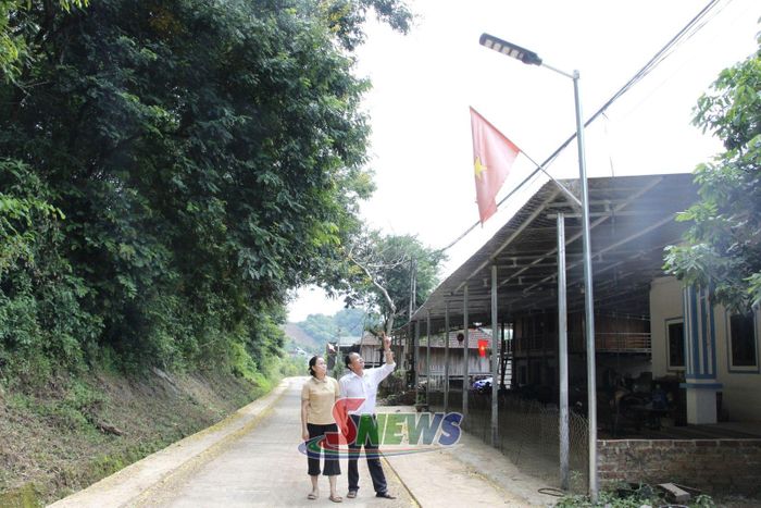 Tuyến đường tại tổ 8, phường Chiềng Sinh, được lắp đặt đèn chiếu sáng bằng năng lượng mặt trời.