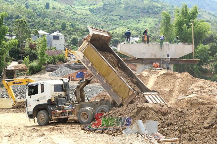 Thi công cầu qua sông Mã, bản Pe Tiến (cầu Phiêng Pe), xã Chiềng Sơ.Ảnh: PV
