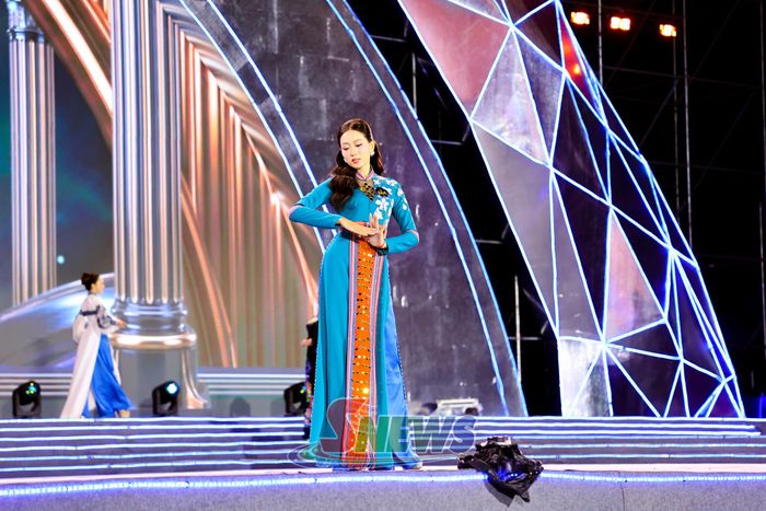 Thí sinh Nguyễn Thị Thanh Thảo, Nghệ An trình diễn áo dài.