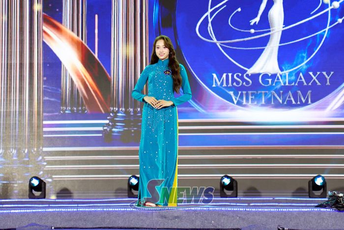 Phần thi trình diễn áo dài của thí sinh Nguyễn Thị Hương Giang, Hải Phòng.