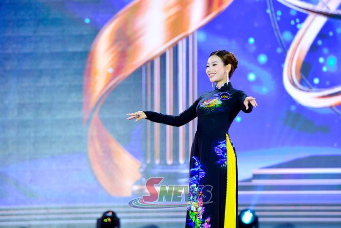 Phần trình diễn áo dài của thí sinh Đinh Minh Anh, Hà Nội.