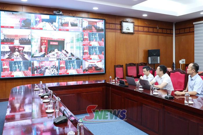 Hệ thống kết nối đường truyền đến điểm cầu các xã, phường được kiểm soát chặt chẽ. Ảnh: PV