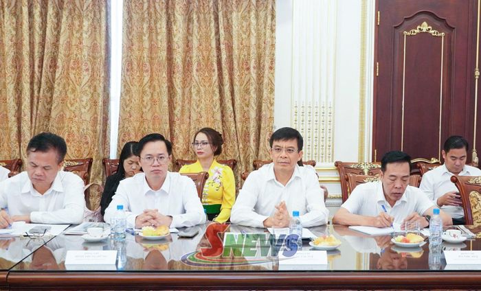 Đại diện lãnh đạo các sở, ban, ngành của tỉnh Sơn La tham dự cuộc làm việc.