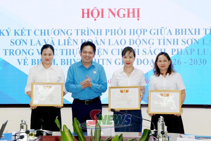 Lãnh đạo LĐLĐ tỉnh trao bằng khen cho các tập thể, cá nhân.