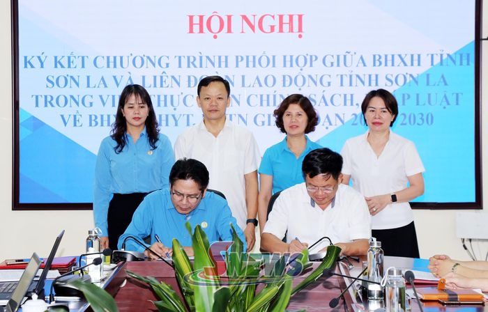 Lãnh đạo BHXH tỉnh và LĐLĐ tỉnh ký kết chương trình phối hợp.