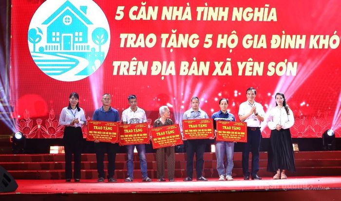 Lãnh đạo xã Yên Sơn cùng nhà tài trợ trao tặng 5 căn nhà tình nghĩa cho hộ gia đình có hoàn cảnh khó khăn trên địa bàn xã Yên Sơn.