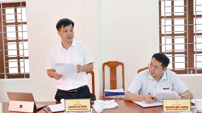 Lãnh đạo xã Khuôn Lùng báo cáo tại buổi làm việc.