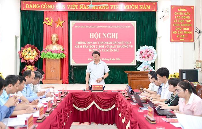 Đồng chí Hà Trung Kiên, Ủy viên BTV Tỉnh ủy, Phó Chủ tịch Thường trực Ủy ban MTTQ Việt Nam tỉnh, Trưởng đoàn kiểm tra, giám sát phát biểu kết luận buổi làm việc với Thường trực Đảng ủy xã Kiên Đài.
