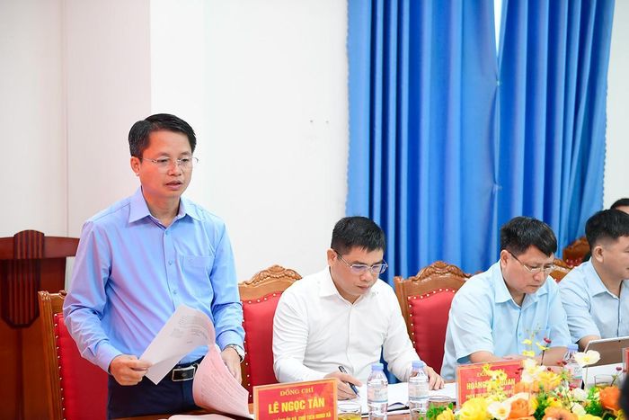 Lãnh đạo xã Tri Phú báo cáo kết quả thực hiện với Đoàn giám sát.