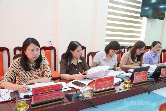 Các thành viên Đoàn giám sát tại buổi làm việc.