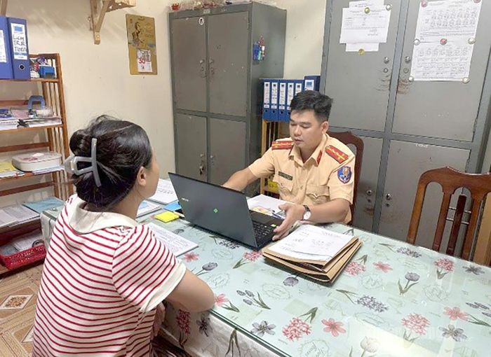 Lực lượng CSGT xử phạt và tuyên truyền luật giao thông đường bộ đối với tài xế.